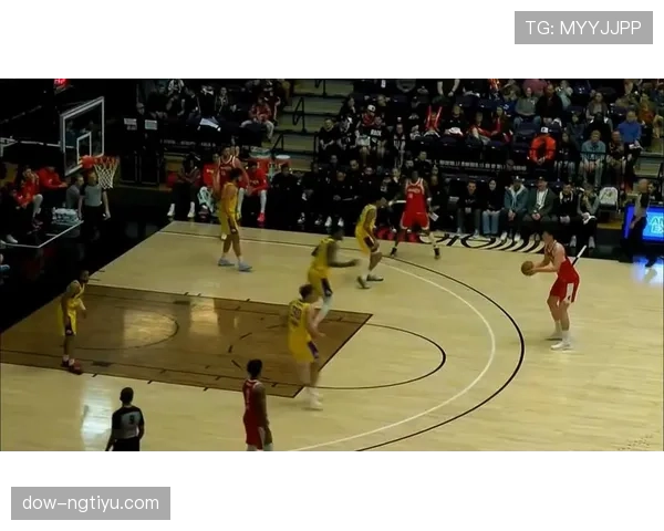 希罗利用挡拆创造空位三分拉开与队友的得分差距