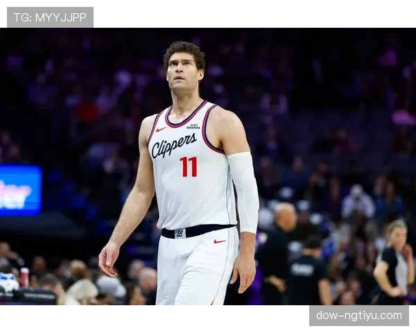 布鲁克·洛佩斯内线挡拆制造错位提高球队三分效率