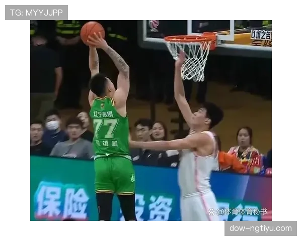 篮球二次起跳规则的判定标准与深度解析 篮球二次起跳规则的判定标准与深度解析